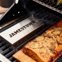 Jamestown Räucherbox aus Edelstahl auf Grill mit Lachs auf Holzbrett. Grillutensil für Raucharoma.