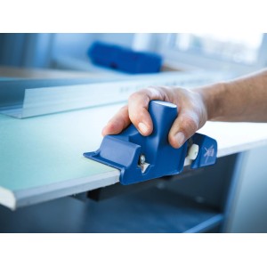 LUX Kantenhobel in Aktion: Stirnkanten an Gipskartonplatten präzise bearbeiten.