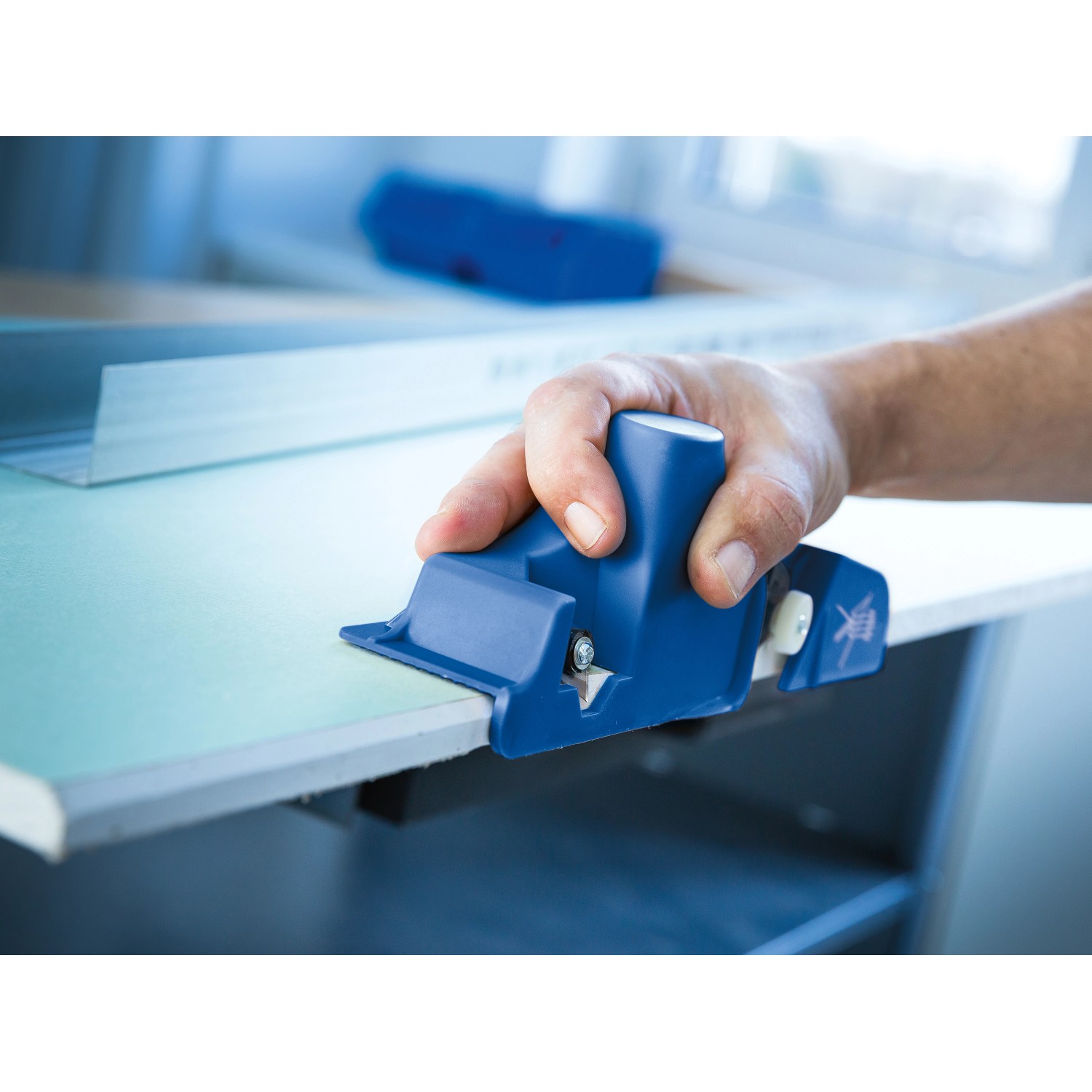 LUX Kantenhobel in Aktion: Stirnkanten an Gipskartonplatten präzise bearbeiten.