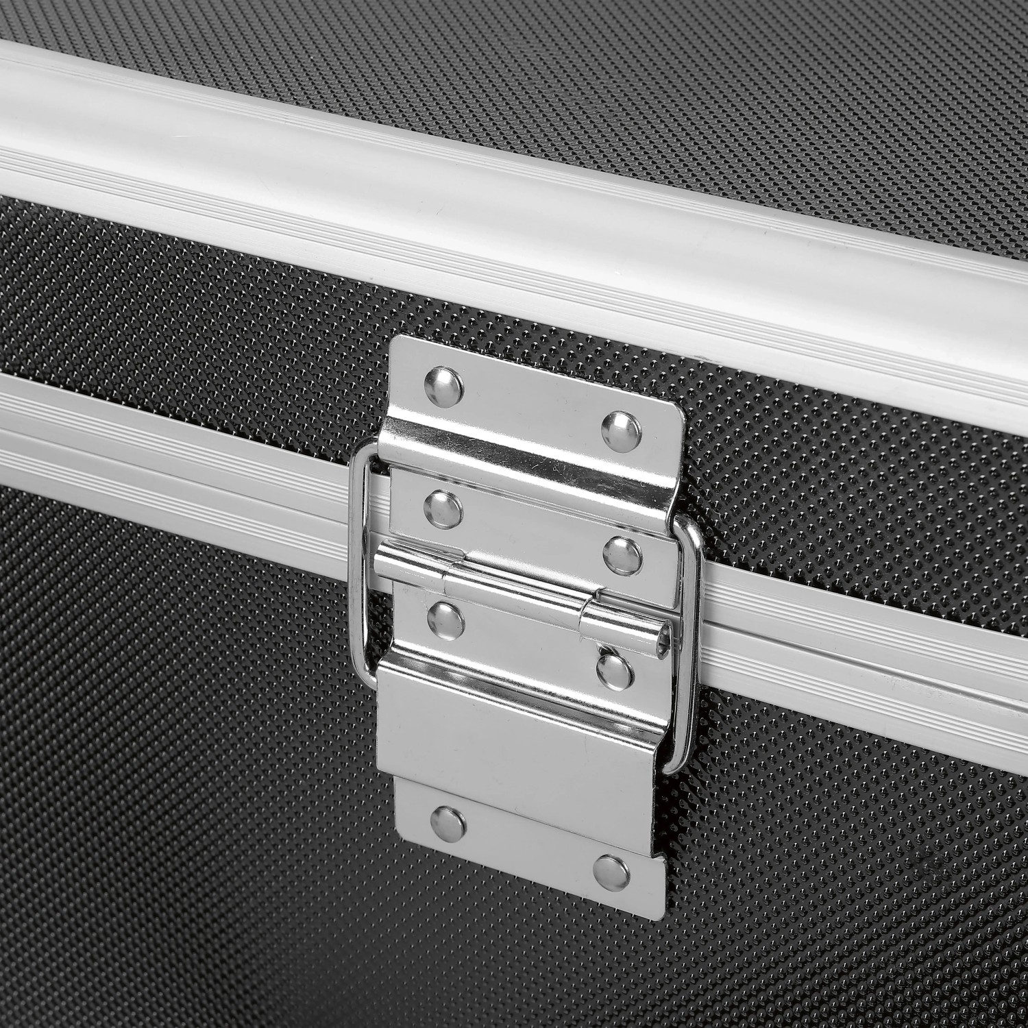 Detailaufnahme: LUX Universalbox aus Aluminium mit silbernem Verschluss, Teil eines 3-teiligen Werkzeugkoffer Sets.