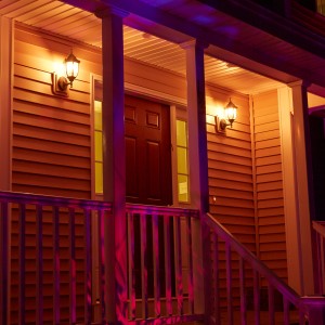 Beleuchtete Hausfassade mit Osram E27 LED-Lampe in Glühlampenform, warmweißes Licht.