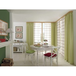 Wohnraum mit Gardinen und Gardinia Kunststoff-Blende Buche 5 cm an Gardinenschiene.