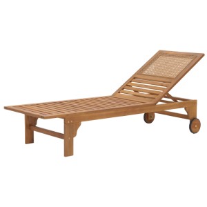 Sonnenliege aus Akazienholz mit Poly-Rattan-Geflecht und Rädern.