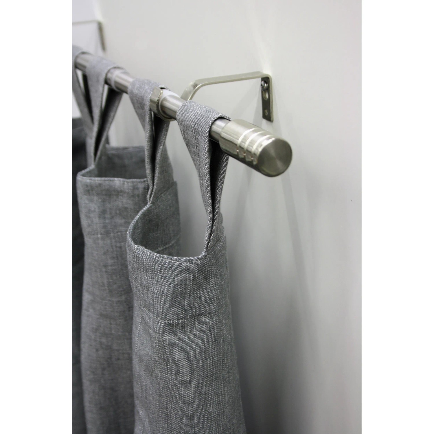 Gardinia Gardinenstangen-Set Zylinder in Edelstahloptik mit grauen Gardinen.