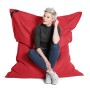 Roter Sitting Point Sitzsack Big Foot Scuba (380 l) mit sitzender Person.