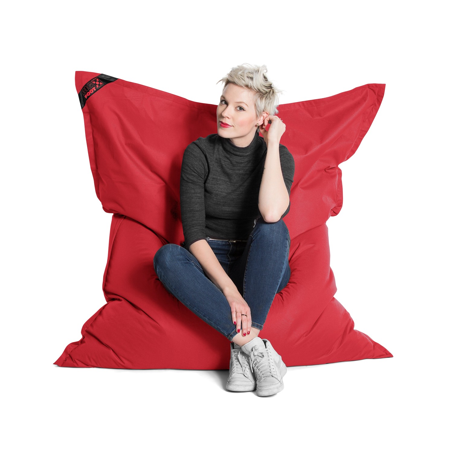 Roter Sitting Point Sitzsack Big Foot Scuba (380 l) mit sitzender Person.