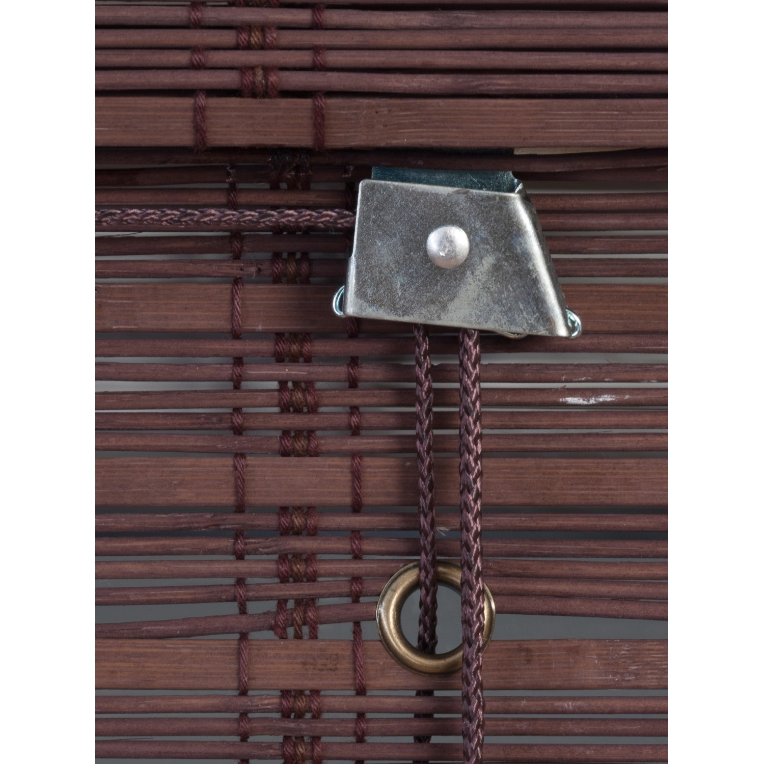 Detailaufnahme: OBI Bambus-Raffrollo Mataro in Teak mit Zugschnur und Aufhängung.