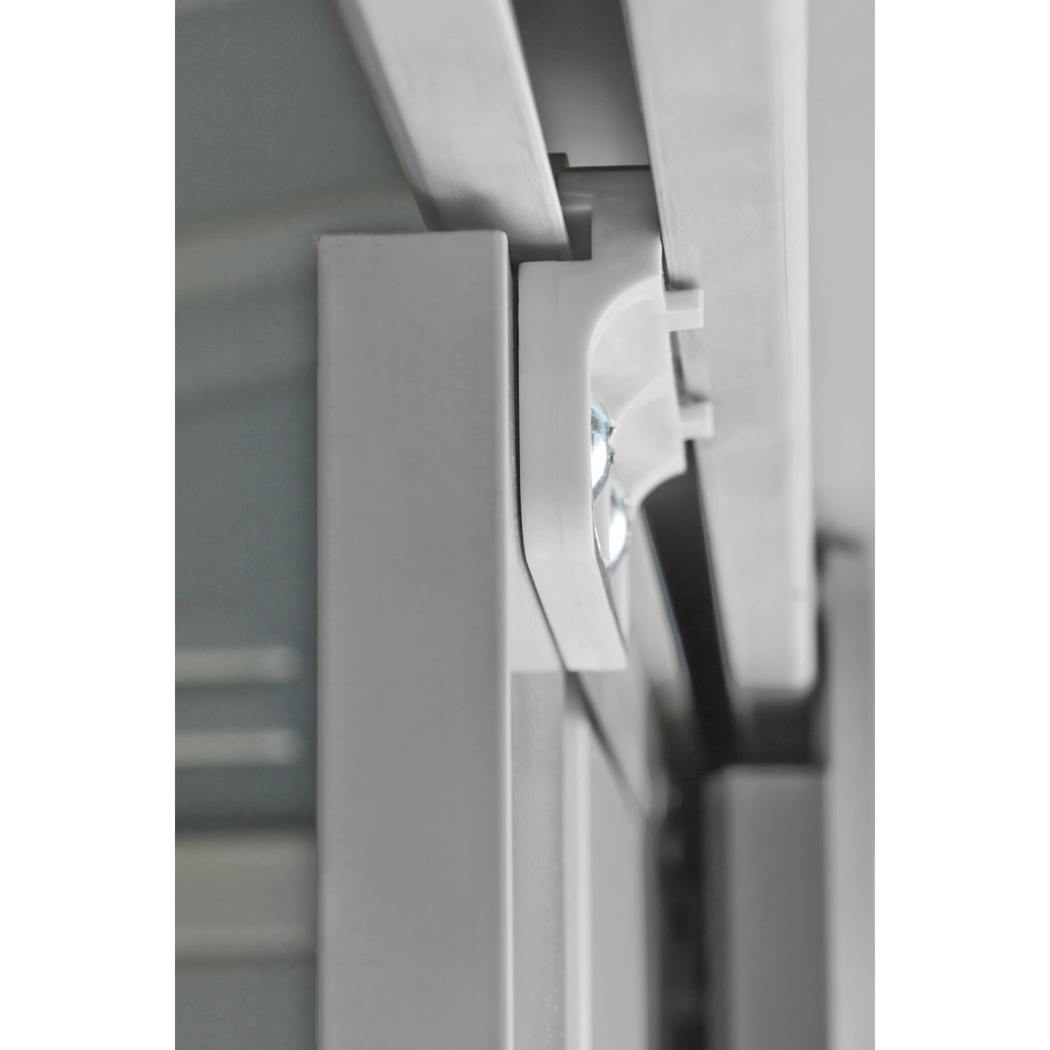 Detailaufnahme: Metall-Gerätehaus Globel Industries, silber metallic, Türrahmen.