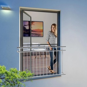 Windhager Insektenschutz Expert Rahmen Fenster, 120x220 cm, Anthrazit, mit Frau auf Balkon.