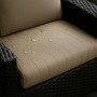 Beiges Gartenkissen (120x60) für Polyrattan-Möbel, wasserabweisend.