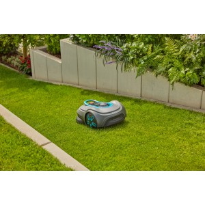 Gardena Mähroboter Sileno Smart Free 800 auf Rasenfläche. Kabelloser Rasenmäher mit Ladestation und Smart-Gateway.