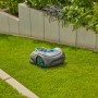 Gardena Mähroboter Sileno Smart Free 800 auf Rasenfläche. Kabelloser Rasenmäher mit Ladestation und Smart-Gateway.