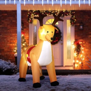 Großes, gelbes aufblasbares HOMCOM Rentier mit LED-Beleuchtung im Schnee vor einem weihnachtlich geschmückten Haus.