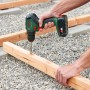 Bosch Akku-Bohrschrauber UniversalDrill 18V-60 beim Bohren in Holz.