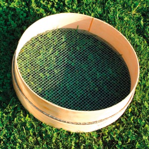 Bellissa Holzrandsieb Ø 42 cm zum Sieben von Erde im Garten.