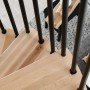 Detailaufnahme: Minka Spindeltreppe Spiral Wood Buche, schwarze Metallstäbe, helle Holzstufen.