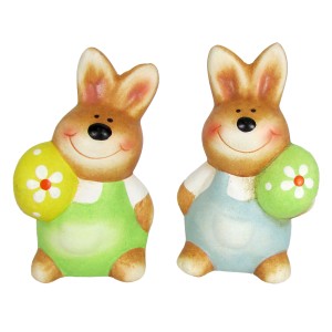 Bunte Osterdeko: Zwei Keramik-Hasen mit Ei, 2-fach sortiert.