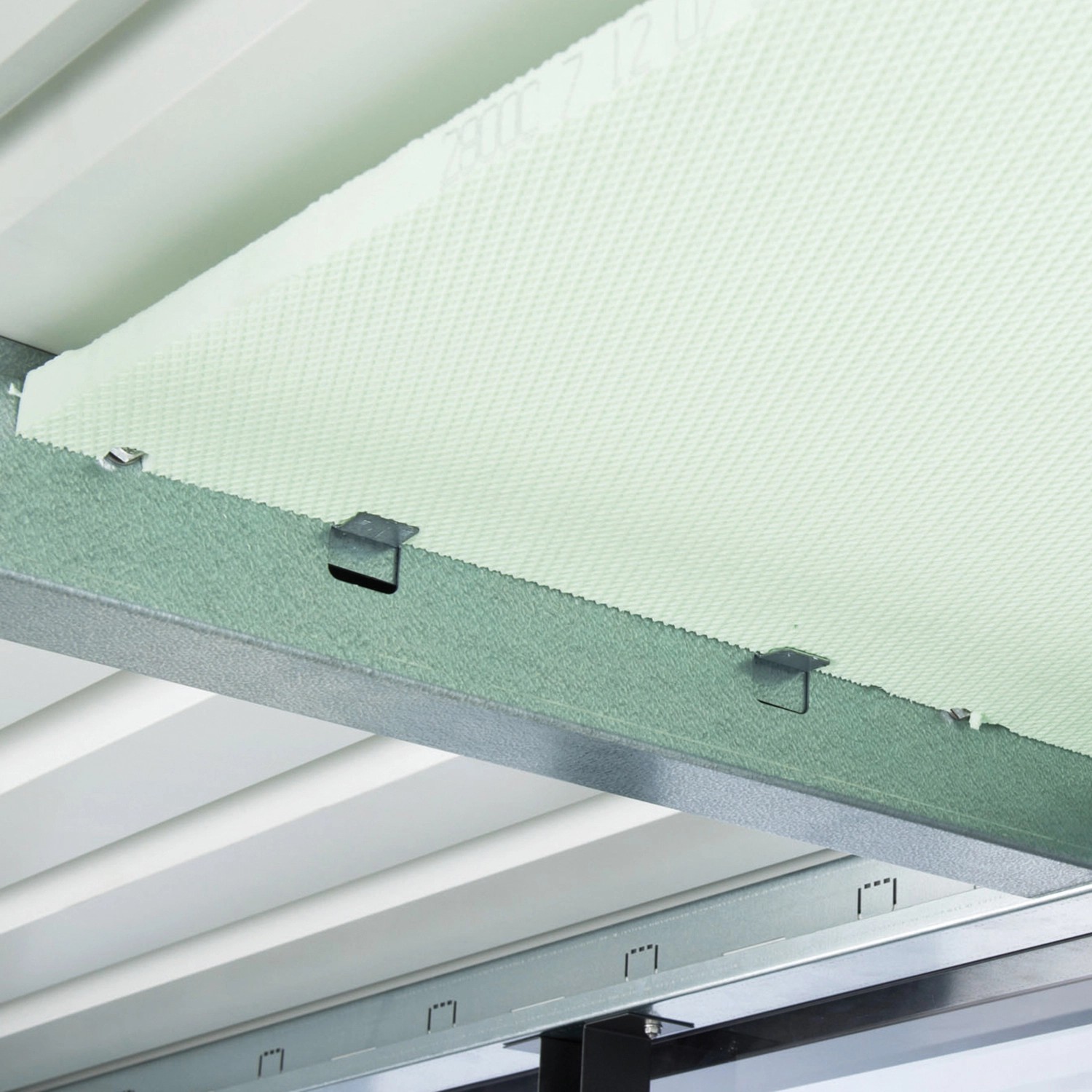 Detailaufnahme des Innenraums vom Biohort HighLine Gerätehaus mit Isolierung und Metallrahmen.