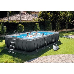 Rechteckiger Intex Frame Pool Ultra Quadra XTR mit Stahlrahmen, Leiter und spielenden Personen im Garten.