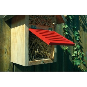 Insektenhotel aus Holz mit rotem Dach für Marienkäfer und Florfliegen.