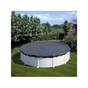 Graue Winterabdeckplane auf rundem Stahlwandpool im Garten. Pool Abdeckung schützt vor Laub und Schmutz.