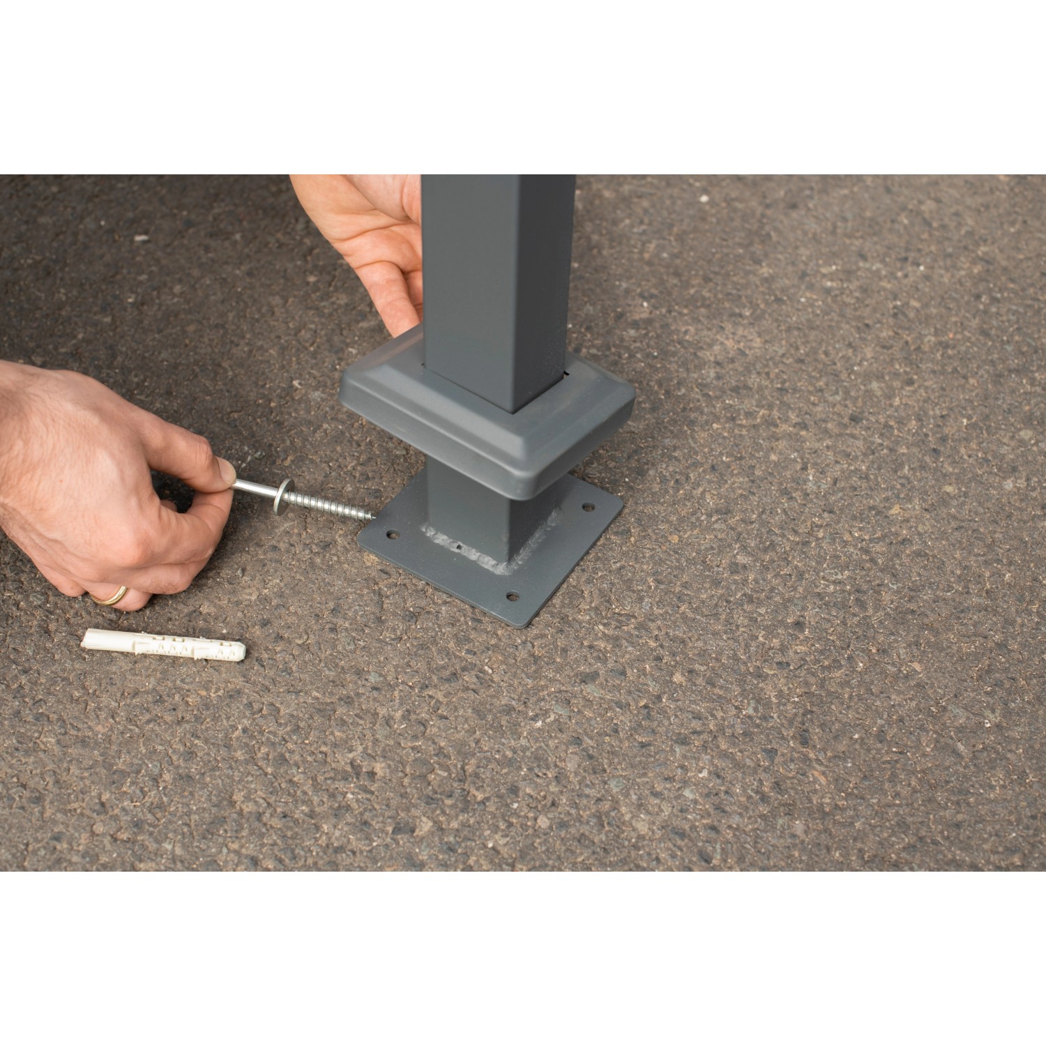 Montage der Westmann Mülltonnenverkleidung Planum aus Metall in Holzoptik.