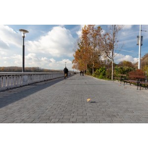 Anthrazitfarbenes Premac Pflaster Graniko auf einer Uferpromenade verlegt.