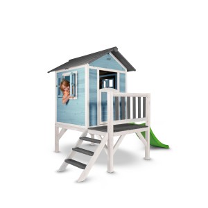 Blau-weißes Sunny Spielhaus Lodge XL mit Rutsche, Veranda und Treppe. Kind schaut aus dem Fenster.