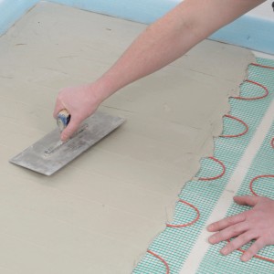Verlegen der Perobe Elektro Fußbodenheizung 10m² Heizmatte mit Spachtel im Kleberbett.