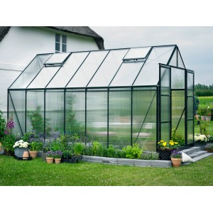 Halls Magnum 148 Gewächshaus aus Aluminium, 11,5 m² mit geöffneter Tür und Pflanzen im Garten.