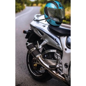 Motorrad mit blauem Helm, gesichert mit Basi Kabelbinder Schloss KBS 50 Schwarz.
