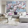 Wohnzimmer mit Komar Fototapete Magnolia, die rosa Magnolienblüten zeigt.