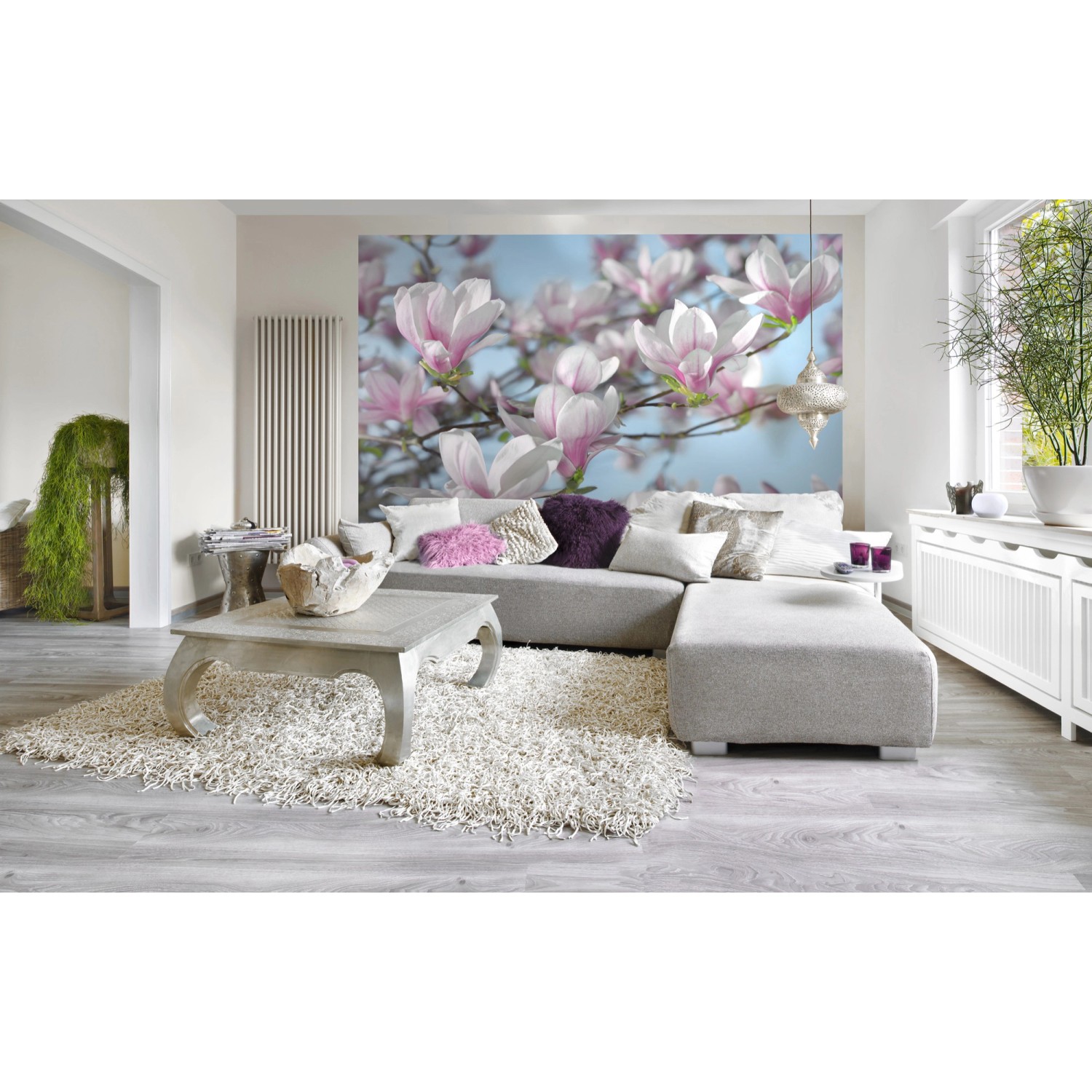 Wohnzimmer mit Komar Fototapete Magnolia, die rosa Magnolienblüten zeigt.