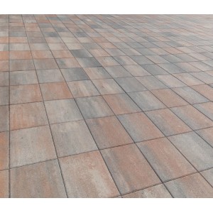 Verlegte Premac Terrassenplatten Ester Muschelkalk, 40x40 cm, ebene Oberfläche, leicht gefaste Kanten.