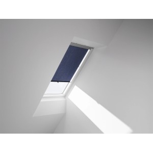 Blaues Velux Sichtschutzrollo am Dachfenster mit Lichteinfall.