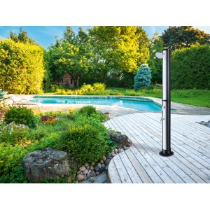 Solar-Außendusche mit Fußdusche (H 214 cm) neben Pool im Garten.