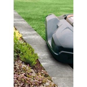 Mähleistenstein Anthrazit meliert als Rasenkante für Rasenroboter, eingefasster Rasen.