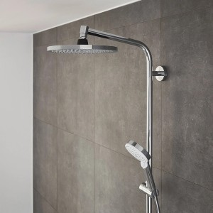 Hansgrohe Crometta Duschsystem mit Kopf- und Handbrause in Chrom/Weiß vor grauer Wand.