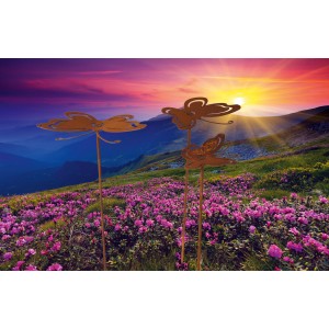 Ferrum Art Design Gartenstecker Butterfly 3er Set in Edelrost-Optik vor Berglandschaft.