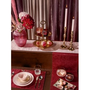 Burgunderfarbenes Platzset Blush Bordeaux, 48x33 cm, mit floralem Muster auf gedecktem Tisch.