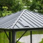 Detailansicht des Home Deluxe Pavillon Azur Dachs mit Solarpanel.
