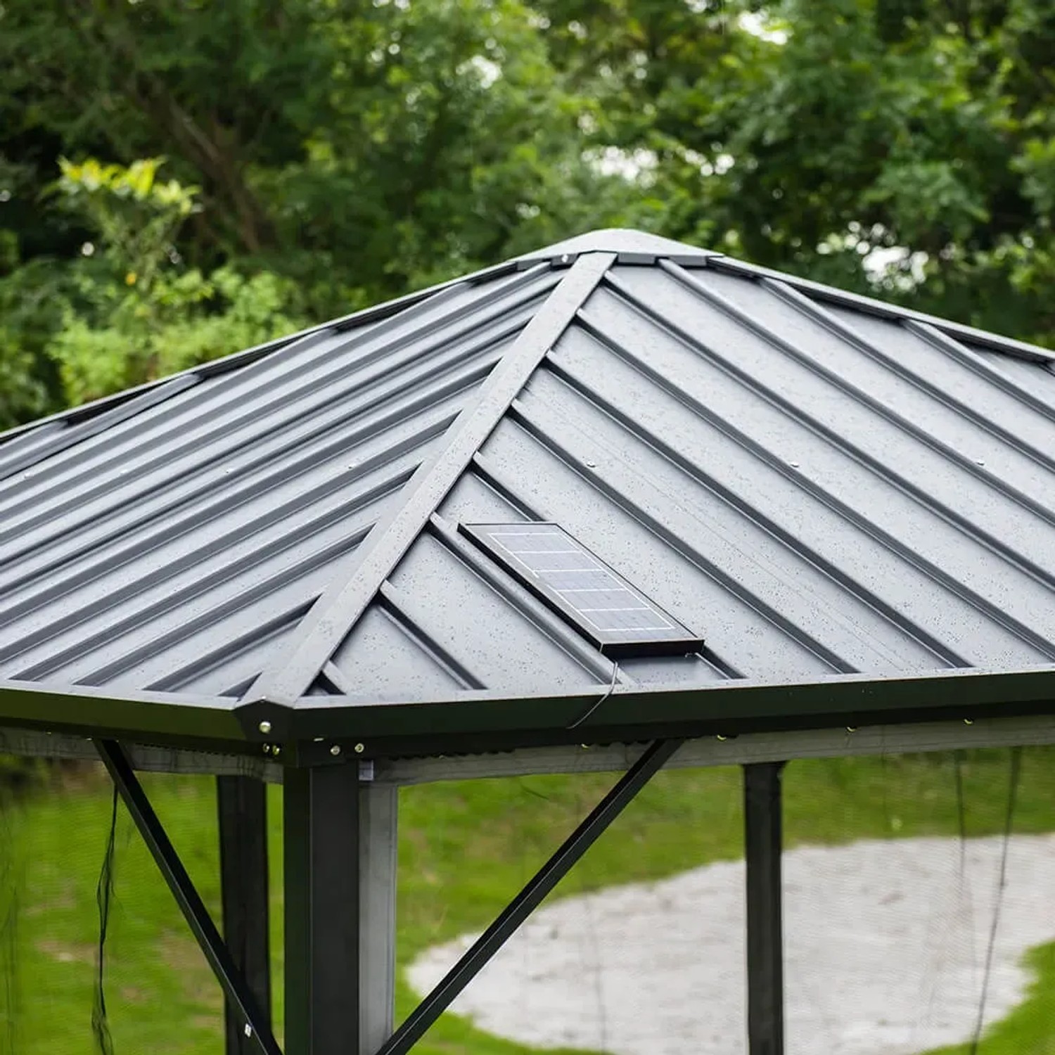 Detailansicht des Home Deluxe Pavillon Azur Dachs mit Solarpanel.
