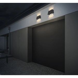 Zwei schwarze Globo LED Solar-Wandleuchten an einer Garagenwand.