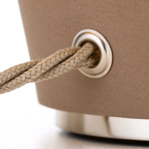 Braune Textil-Tischleuchte Orion Twins: Geflochtenes Kabel durch Metall-Öse im Stofffuß. Stilvolle Innenleuchte.