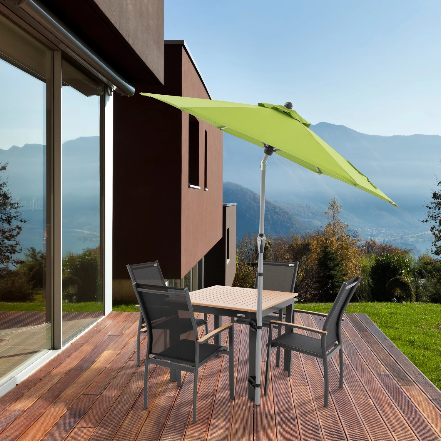 Doppler Table-Fix Sonnenschirmhalterung in Schwarz am Tischbein befestigt.