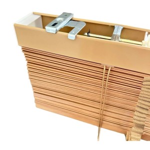 Detailaufnahme der Sol Royal Holzjalousie in Schwarz, Lamellen und Befestigung sichtbar.