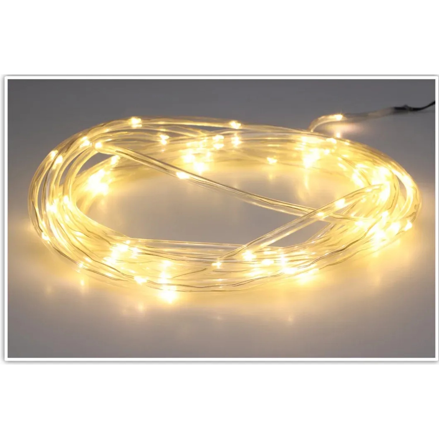 Warmweiße LED-Lichterkette mit 100 LEDs, ideal zur Dekoration im Innen- und Außenbereich.