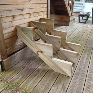 3er Set KDI Holz Treppenwangen für 3-stufige Gartentreppe, 51cm hoch, auf Holzterrasse.