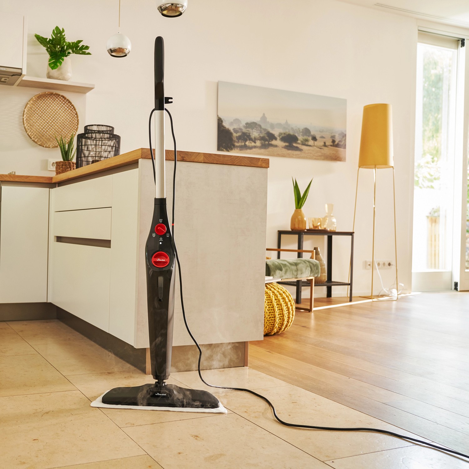 Vileda Dampfreiniger Steam Plus XXL in Anwendung: Reinigt Fliesenboden mit Dampf.