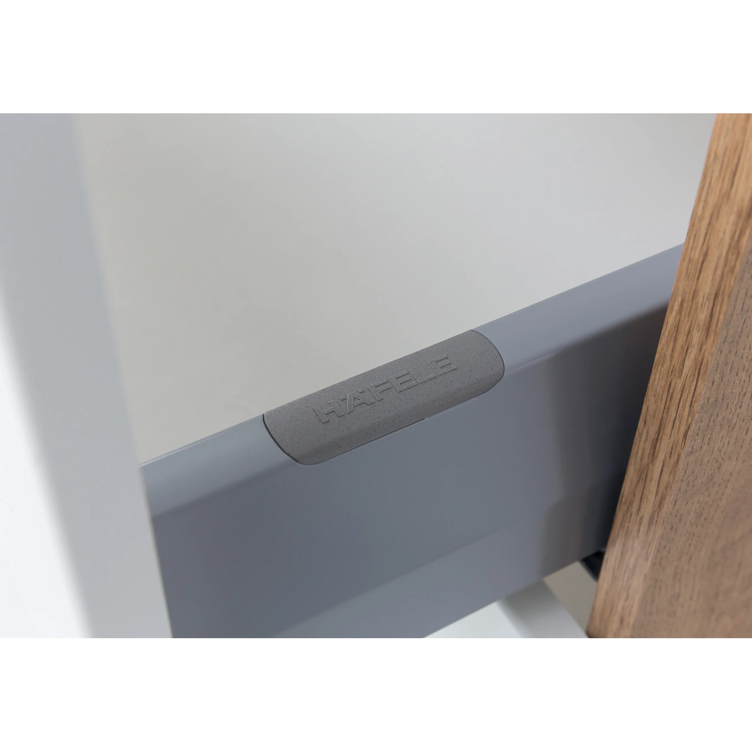 Detailaufnahme Schublade des weißen Held Möbel Waschbeckenunterschranks Rom, 70 cm.